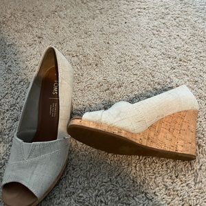 Woman’s Tom’s wedges